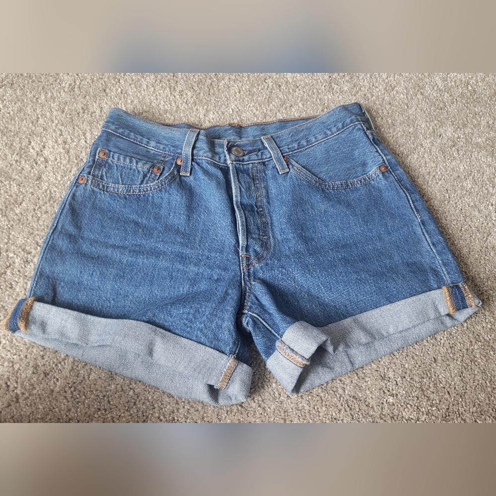 NWOT Levi's 501 Mid Rise Denim Rolled Up Shorts in Dark Wash Size 26